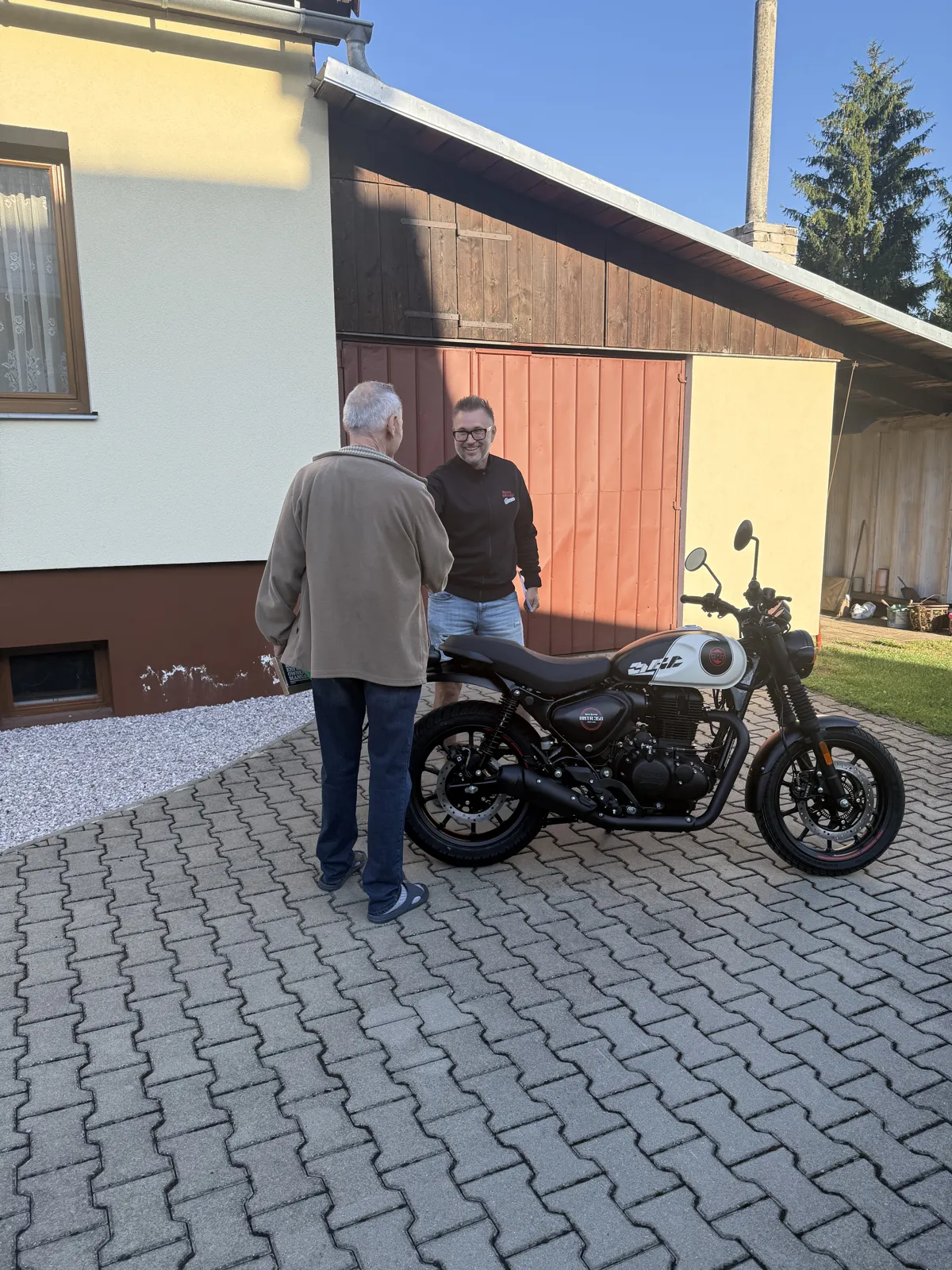 Zákazník GARAGE pri odovzdaní nového motocykla Royal Enfield