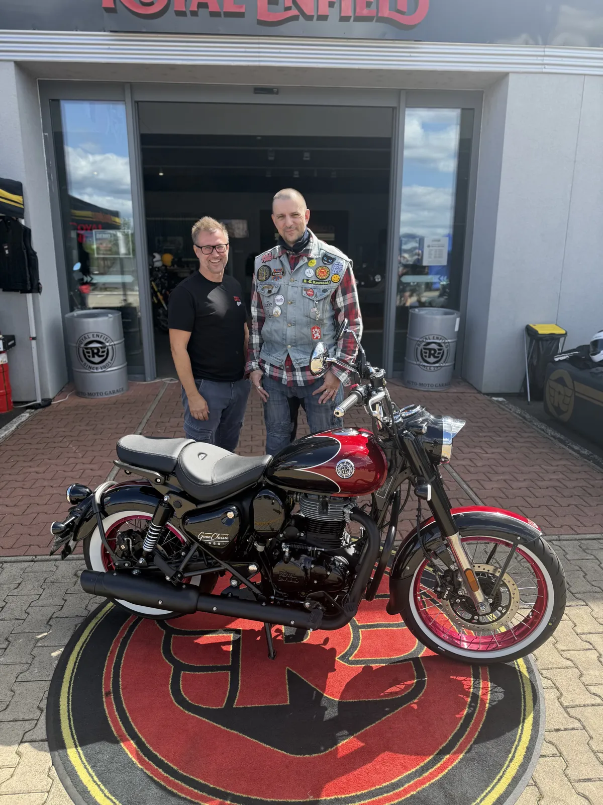 Zákazník GARAGE pri odovzdaní nového motocykla Royal Enfield