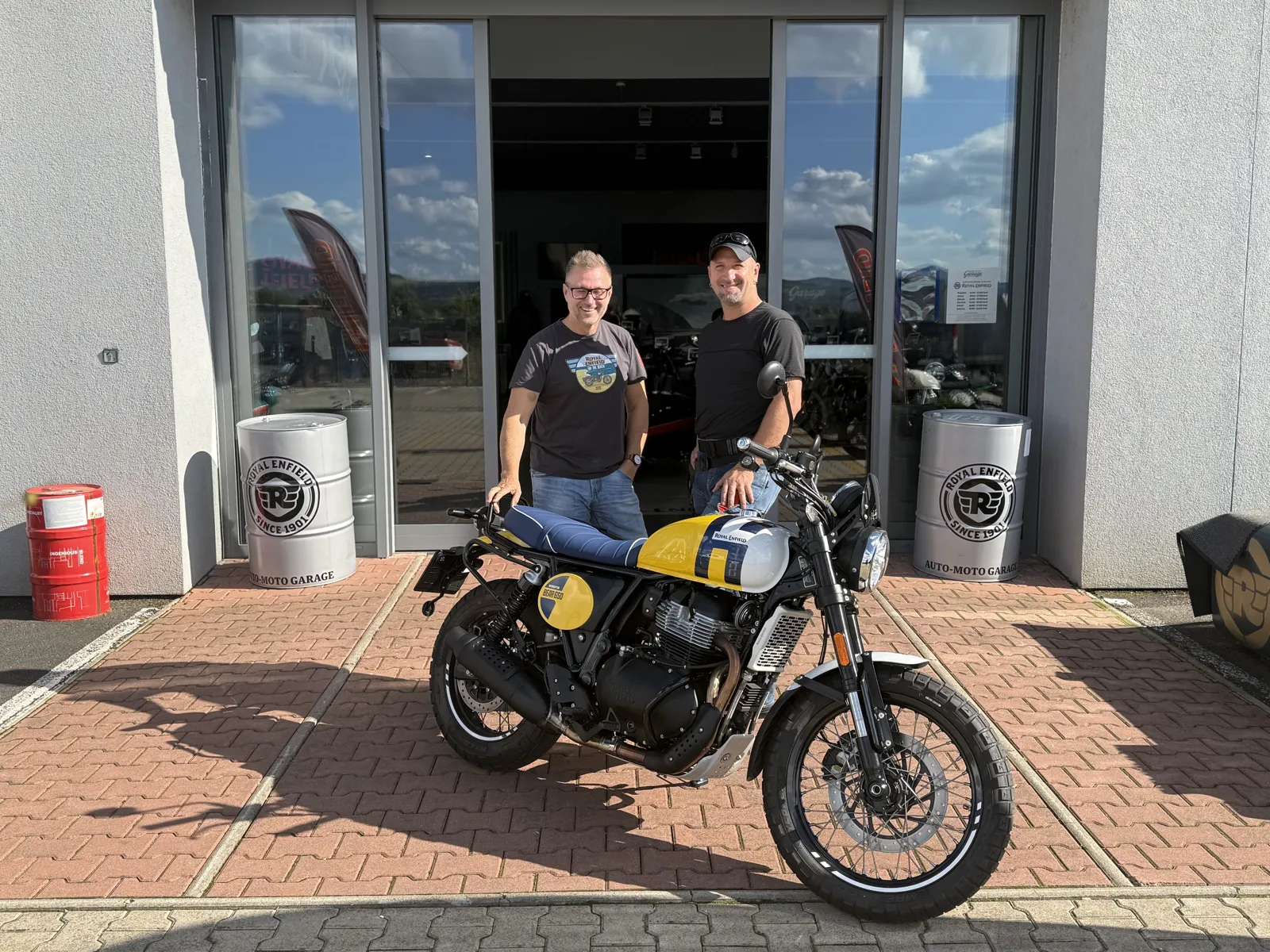 Zákazník GARAGE pri odovzdaní nového motocykla Royal Enfield